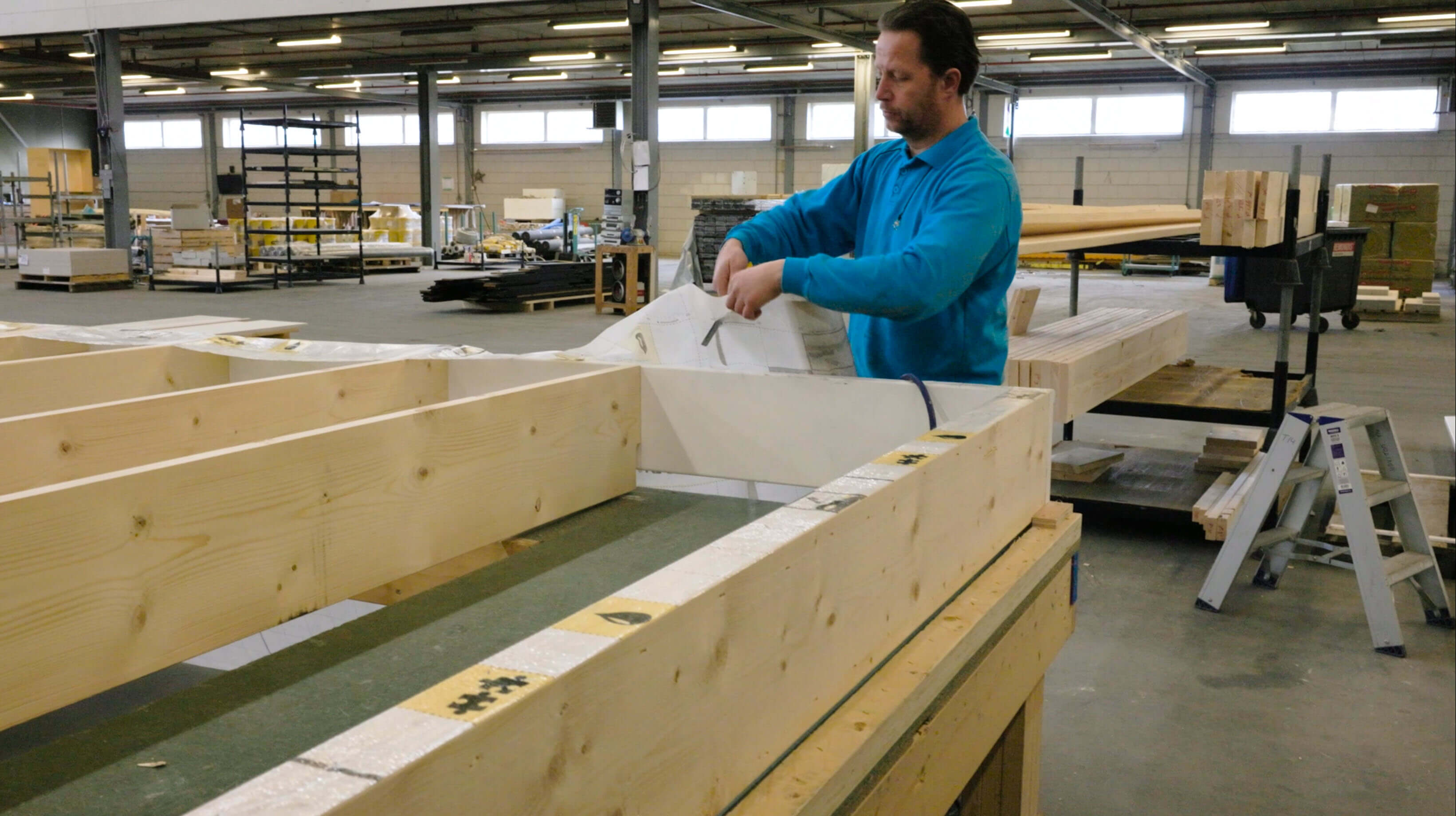 Medewerker in de assemblagehallen bij Noviton Prefab